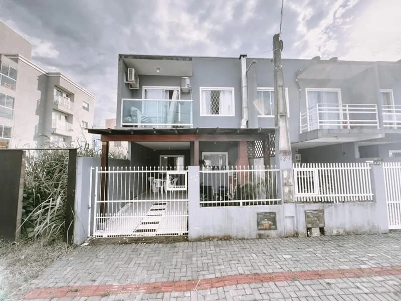 Sobrado, em Bairro Itacolomi, Balneário Piçarras/SC